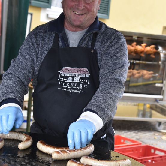 Bild enthält, Glove, Adult, Male, Man, Person, Bread, Food, Bbq, Face, Head