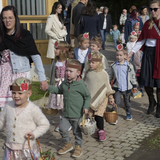 Bild enthält, Coat, Hat, Adult, Female, Person, Woman, Boy, Child, Male, Path