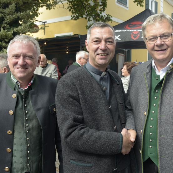 Bild enthält, Coat, Jacket, Blazer, Overcoat, Adult, Male, Man, Person, Face, Jeans