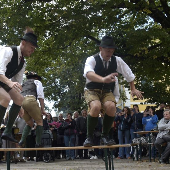 Bild enthält, People, Person, Shorts, Adult, Male, Man, Female, Woman, Hat, Face