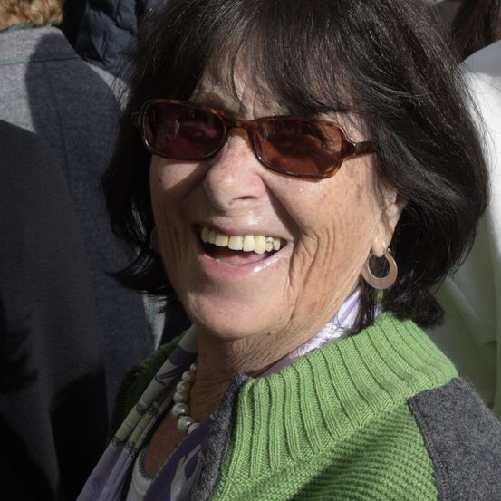 Bild enthält, Sunglasses, Adult, Female, Person, Woman, Head, Smile, Sweater, Portrait, Glasses