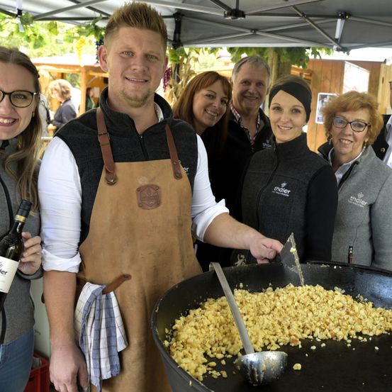 Bild enthält, Adult, Female, Person, Woman, Male, Man, Glasses, Face, Stirring Food, Jeans