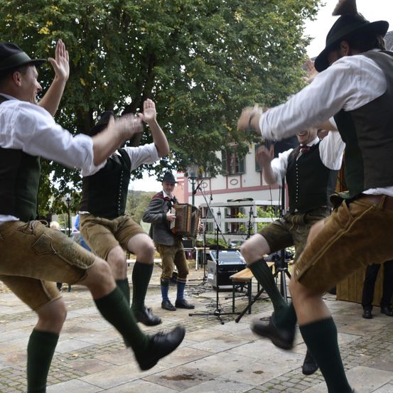 Bild enthält, People, Person, Adult, Male, Man, Shoe, Shorts, Hat, Face, Group Performance