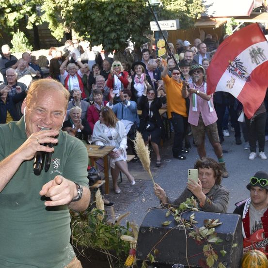 Bild enthält, Adult, Male, Man, Person, Boy, Child, Face, Footwear, Shoe, Jeans