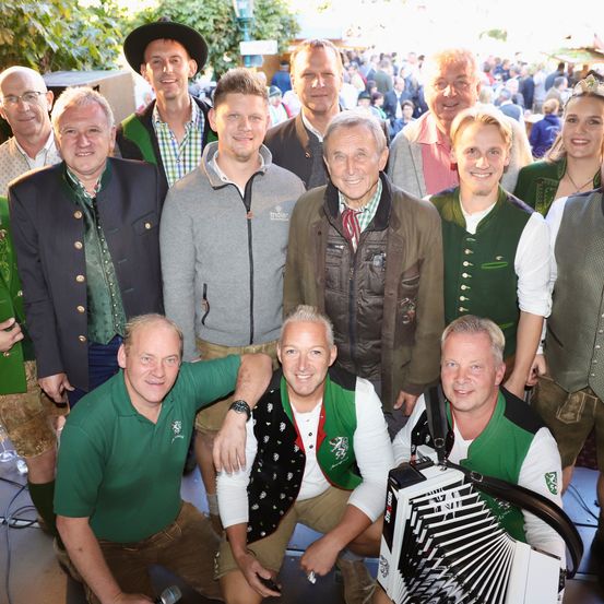 Bild enthält, People, Person, Adult, Male, Man, Face, Photography, Portrait, Glasses, Coat