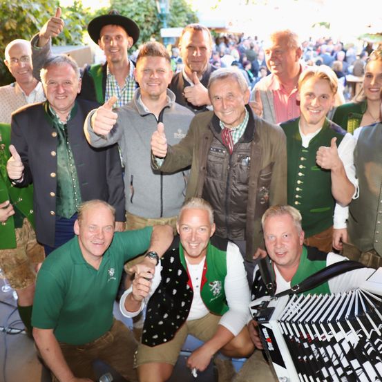 Bild enthält, Finger, Person, People, Adult, Male, Man, Female, Woman, Face, Glasses