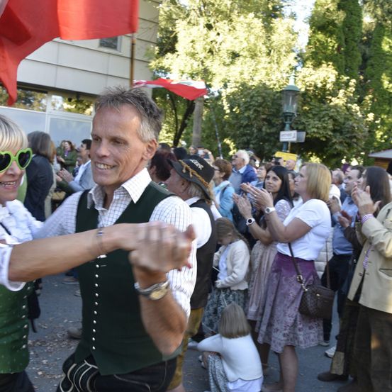 Bild enthält, Sunglasses, Person, People, Adult, Female, Woman, Male, Man, Face, Wristwatch