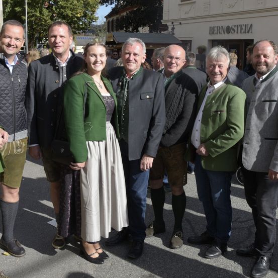 Bild enthält, Coat, People, Person, Jacket, Adult, Female, Woman, Male, Man, Shoe