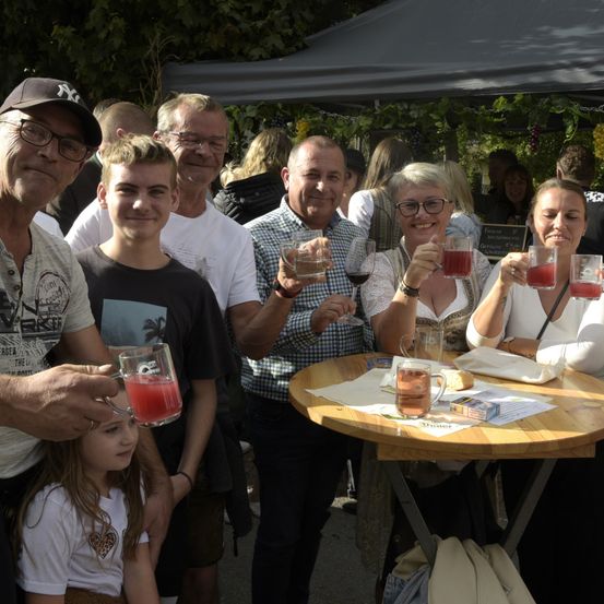 Bild enthält, Restaurant, Adult, Female, Person, Woman, Male, Man, Food Court, Face, Glasses
