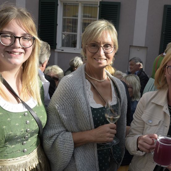 Bild enthält, Adult, Female, Person, Woman, Linen, Glasses, Face, Sweater, Glass, Cup