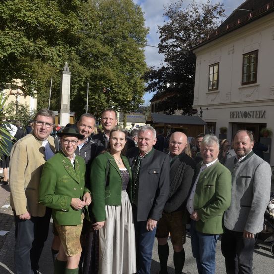 Bild enthält, Coat, Jacket, Long Sleeve, Pants, Overcoat, People, Person, Adult, Male, Man