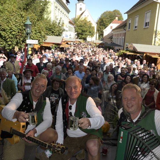 Bild enthält, Group Performance, Music Band, Person, Adult, Male, Man, Female, Woman, Guitar, People