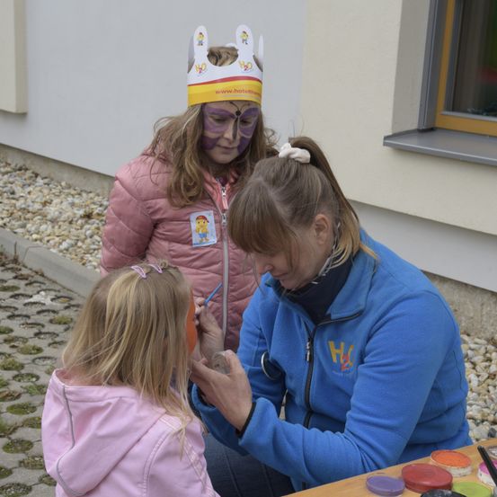 Bild enthält, Wood, Finger, Person, Hat, Plywood, Child, Female, Girl, Face, Head