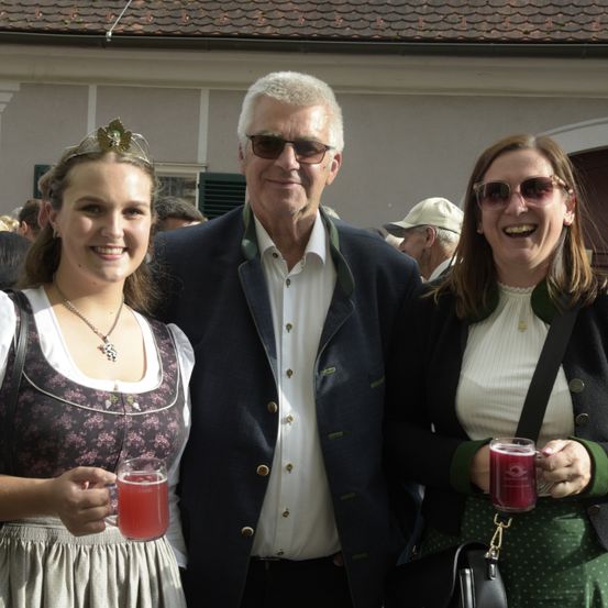 Bild enthält, Sunglasses, Adult, Female, Person, Woman, Male, Man, Handbag, Linen, Face