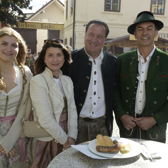 Bild enthält, Coat, Hat, Long Sleeve, Adult, Male, Man, Person, Female, Woman, Jacket