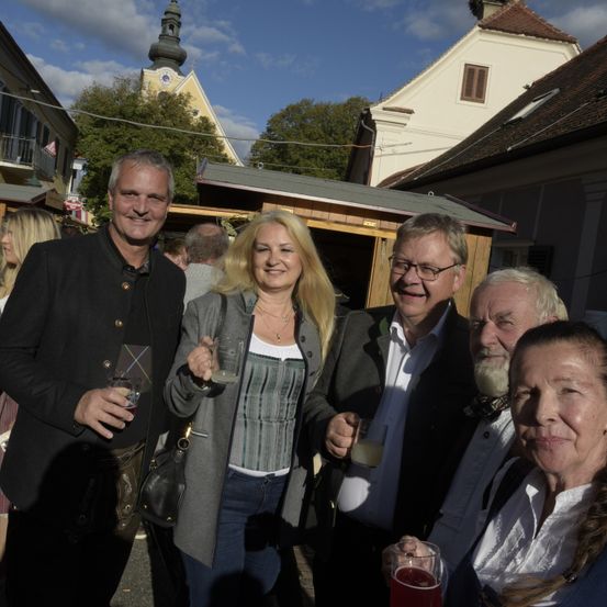 Bild enthält, Coat, Jacket, Spire, Adult, Male, Man, Person, Female, Woman, Face