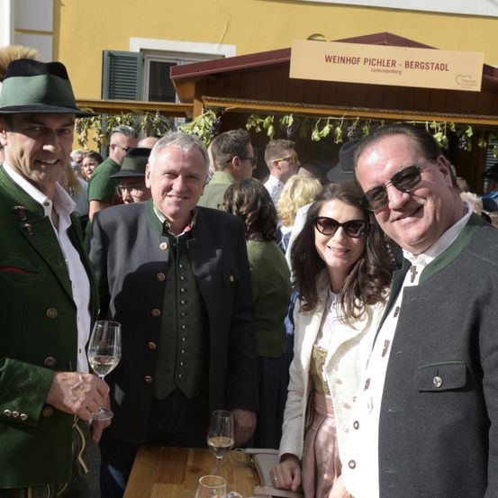 Bild enthält, Sunglasses, Coat, Pub, Hat, Adult, Female, Person, Woman, Male, Man