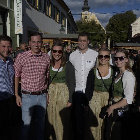 Bild enthält, Coat, Sunglasses, Jacket, Adult, Female, Person, Woman, Male, Man, Long Sleeve