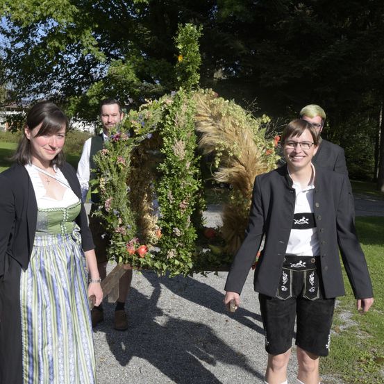 Bild enthält, Long Sleeve, Coat, Formal Wear, Jacket, Dress, Adult, Female, Person, Woman, Blazer