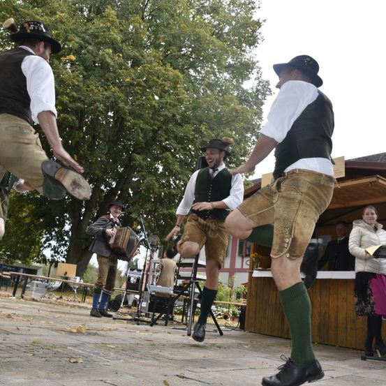 Bild enthält, Shorts, Adult, Male, Man, Person, Shoe, Skirt, Pants, Face, Boot