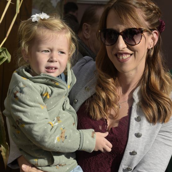 Bild enthält, Sunglasses, Finger, Hand, Person, Sweater, Long Sleeve, Adult, Female, Woman, Face