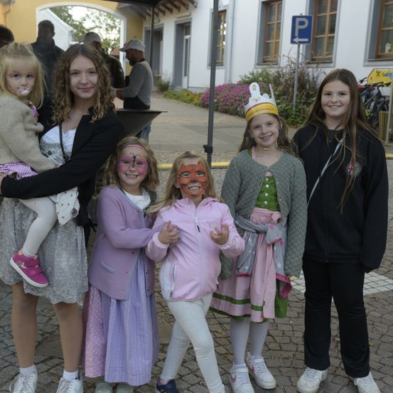 Bild enthält, Path, Walkway, Long Sleeve, Shoe, Coat, Jacket, Person, People, Sweater, Face