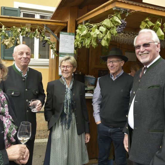 Bild enthält, Adult, Female, Person, Woman, Coat, Male, Man, Suit, Face, Jeans