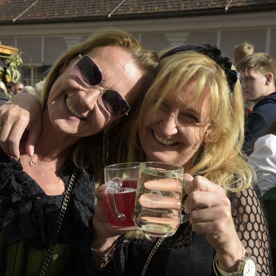 Bild enthält, Sunglasses, Finger, Hand, Person, Adult, Female, Woman, Glass, Face, Necklace
