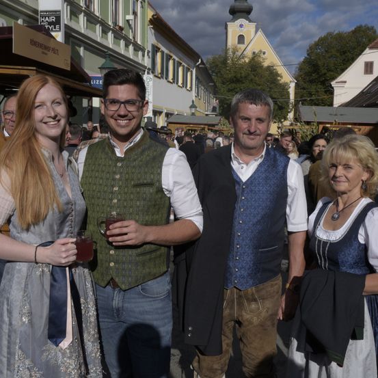 Bild enthält, Fashion, Adult, Female, Person, Woman, Male, Man, Linen, Dress, Formal Wear