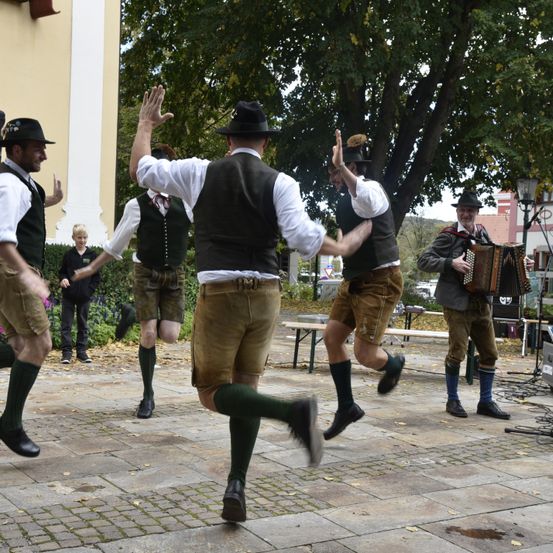Bild enthält, Path, Walkway, Shorts, Person, Adult, Male, Man, Shoe, Flagstone, Hat