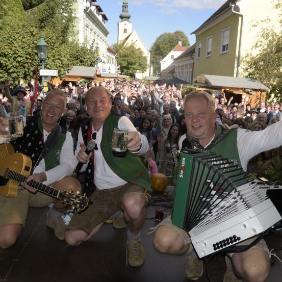 Bild enthält, Group Performance, Music Band, Musical Instrument, Person, Concert, Crowd, Guitar, Face, Footwear, Shoe