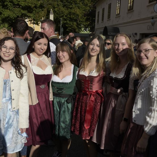 Bild enthält, Dress, Formal Wear, Evening Dress, Fashion, Adult, Female, Person, Woman, Face, Bride