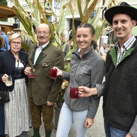Bild enthält, Coat, Hat, Person, Adult, Male, Man, Jacket, Female, Woman, Jeans