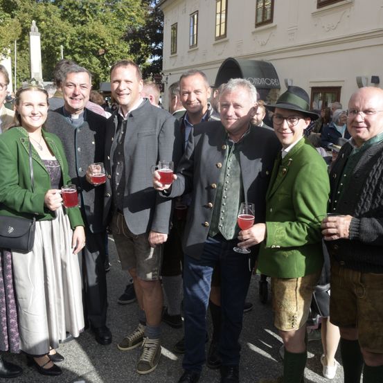 Bild enthält, Coat, Jeans, Adult, Male, Man, Person, Shoe, Face, Overcoat, Suit