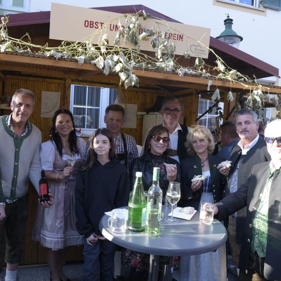 Bild enthält, Pub, Restaurant, Adult, Female, Person, Woman, Girl, Teen, Male, Man