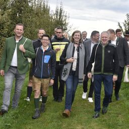 Bild enthält, People, Person, Coat, Jacket, Pants, Groupshot, Adult, Male, Man, Grass