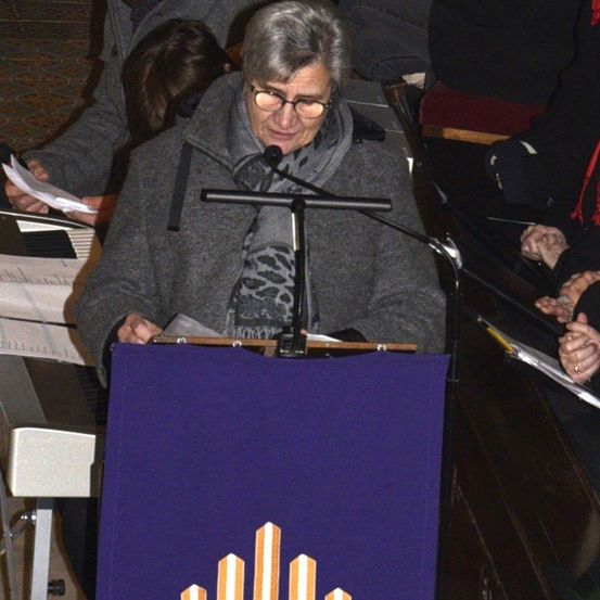 Bild enthält, People, Person, Crowd, Adult, Female, Woman, Male, Man, Audience, Baby