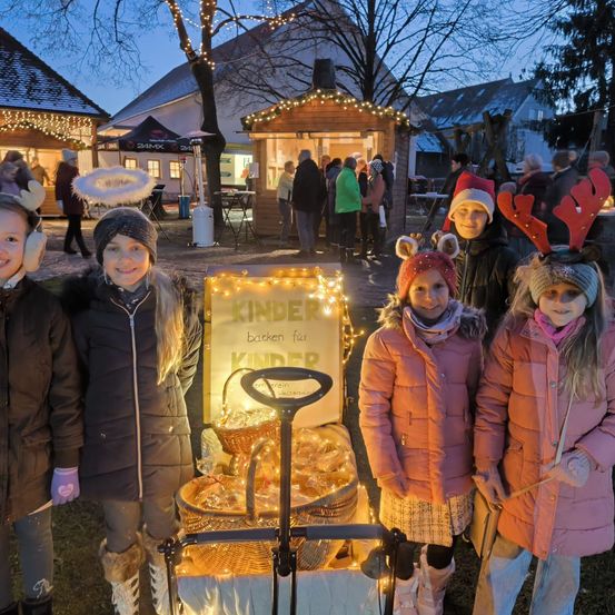 Bild enthält, Glove, Boy, Child, Male, Person, Adult, Female, Woman, Face, Festival