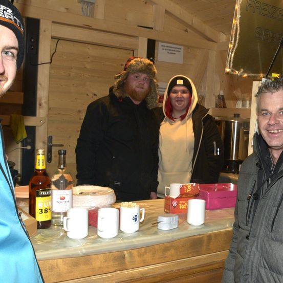 Bild enthält, Coat, Pub, Bar Counter, Jacket, Cap, Hat, Plywood, Person, Adult, Man