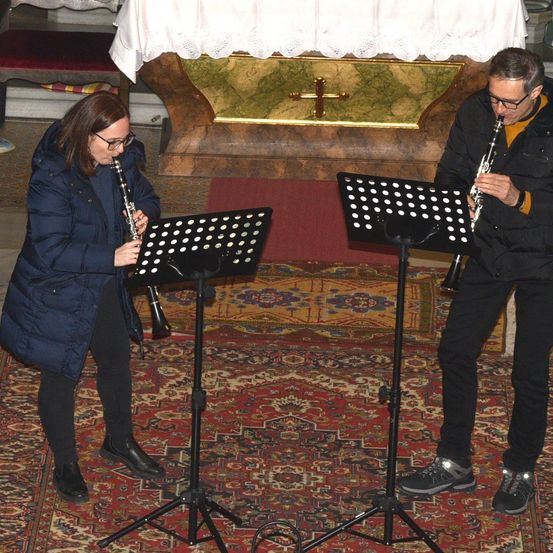 Bild enthält, Adult, Female, Person, Woman, Male, Man, Coat, Shoe, Musical Instrument, Oboe