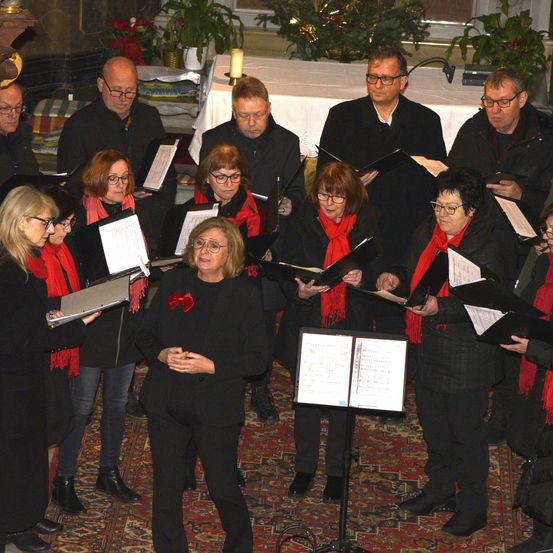 Bild enthält, Adult, Female, Person, Woman, Male, Man, Indoors, Musician, Performer, Group Performance