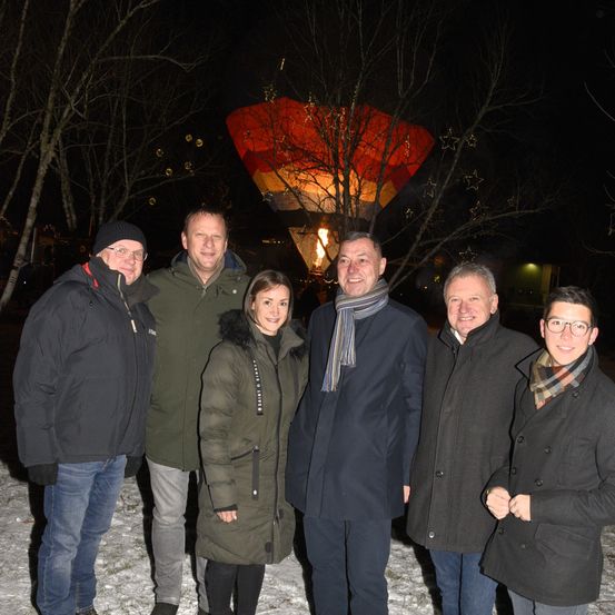 Bild enthält, Coat, Jacket, Pants, Jeans, Adult, Male, Man, Person, Shoe, Face