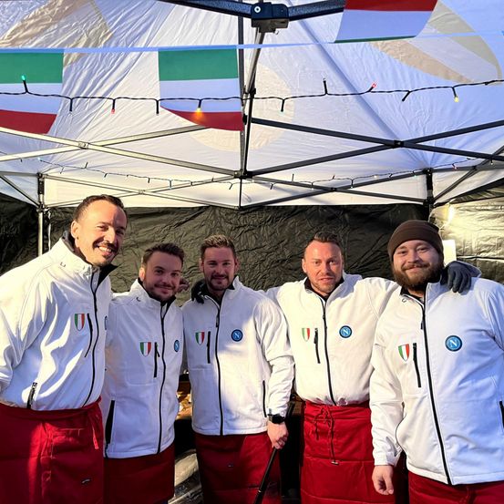 Bild enthält, Adult, Male, Man, Person, Clothing, Coat, Jacket, People, Face, Head