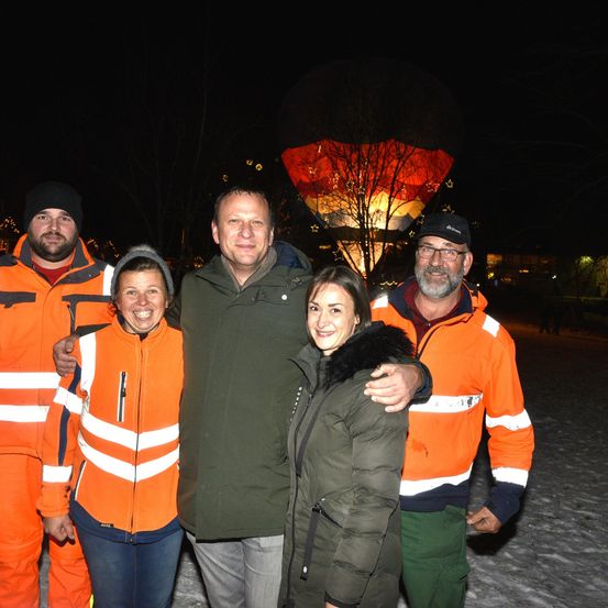 Bild enthält, Coat, Jacket, People, Person, Adult, Male, Man, Lifejacket, Vest, Jeans