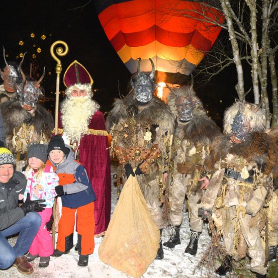 Bild enthält, Hat, People, Person, Coat, Adult, Male, Man, Jacket, Jeans, Shoe