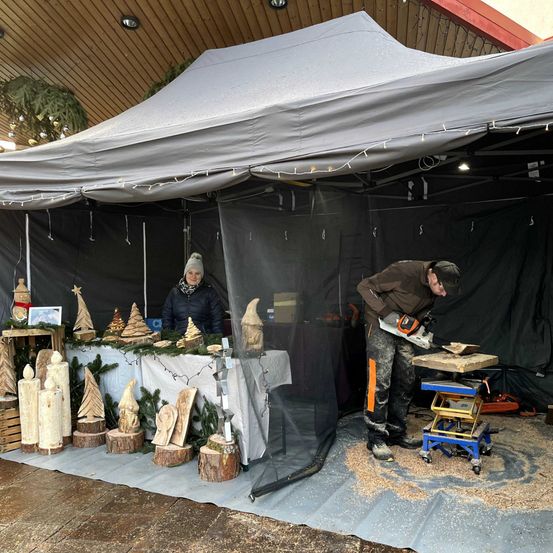 Bild enthält, Adult, Male, Man, Person, Outdoors, Shelter, Tent, Interior Design, Face, Wheel