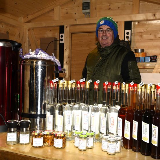 Bild enthält, Alcohol, Beer, Adult, Female, Person, Woman, Bottle, Factory, Liquor, Pub