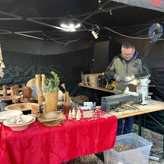 Bild enthält, Person, Dining Table, Table, Factory, Meal, Manufacturing, Workshop, Glove, Face, Pottery