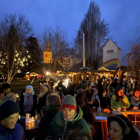 Bild enthält, Indoors, Restaurant, Adult, Female, Person, Woman, Male, Man, Cafeteria, Face