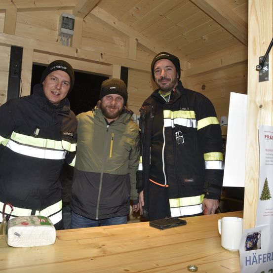 Bild enthält, Plywood, Wood, Adult, Female, Person, Woman, Male, Man, Coat, Jacket